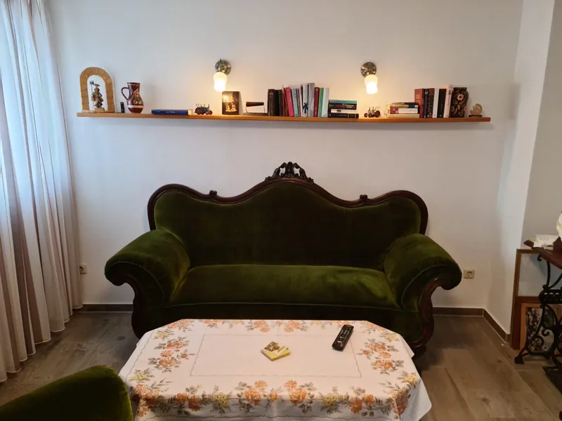 Kaminzimmer mit Sofa