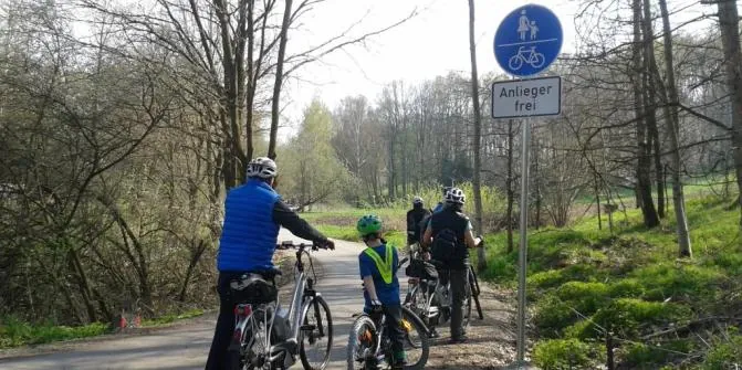Radgruppe auf dem Radweg