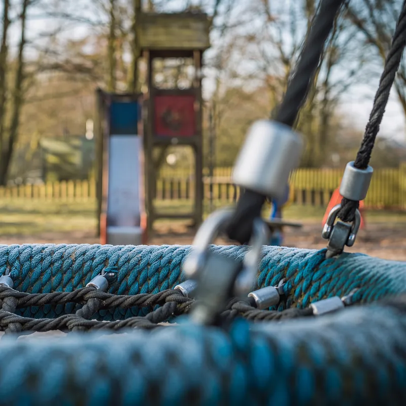 Nestschaukel auf dem Spielplatz