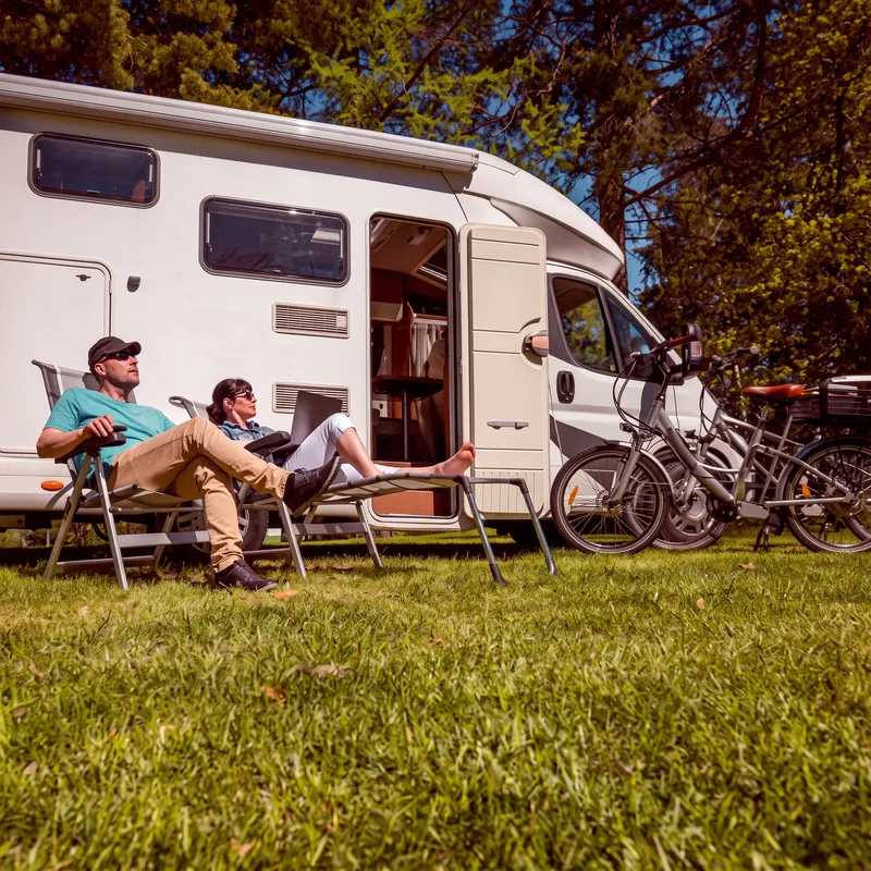 Wohnmobil mit Fahrrädern auf der Wiese
